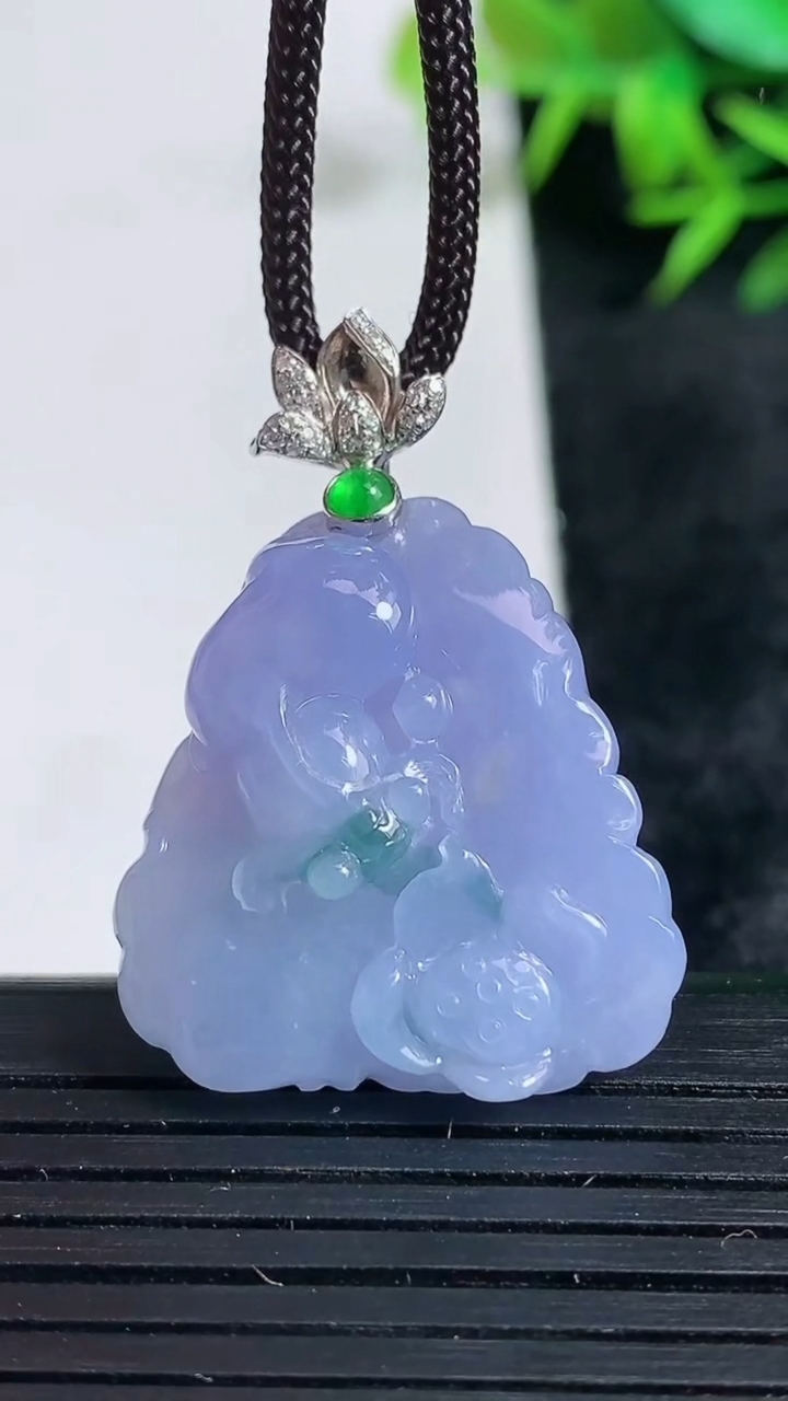 天然A货翡翠18K金紫罗兰飘花和和美美 荷叶鱼吊坠尺寸28.5-24.3-8.8重量:10.35g
3月24日