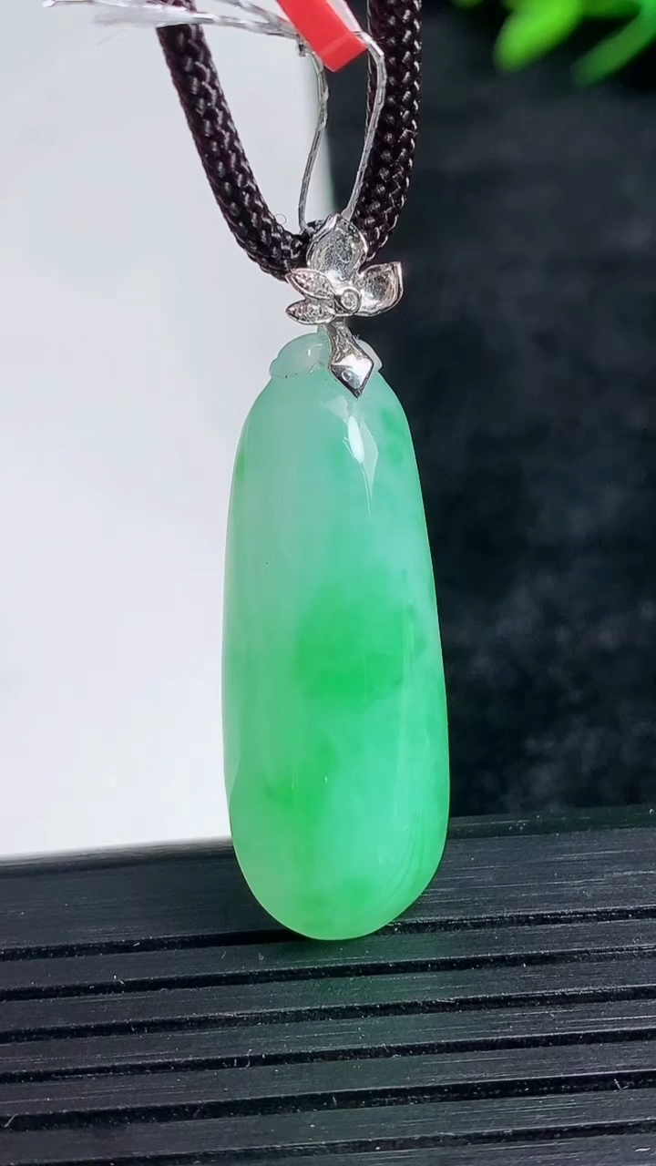 天然A货翡翠福瓜吊坠尺寸35-12-7.5重量:6.23g
3月24日