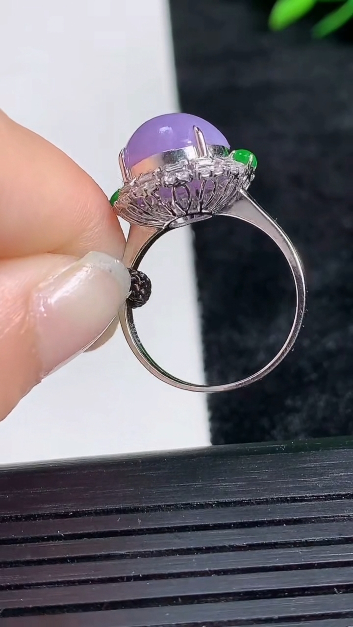 天然A货翡翠18K金紫罗兰蛋面戒指尺寸18.3-11.4-10.8重量:3.73g2026年3月24日
工厂直销收藏佳品,种好水足，色泽均匀，有种有色，上手高大气！