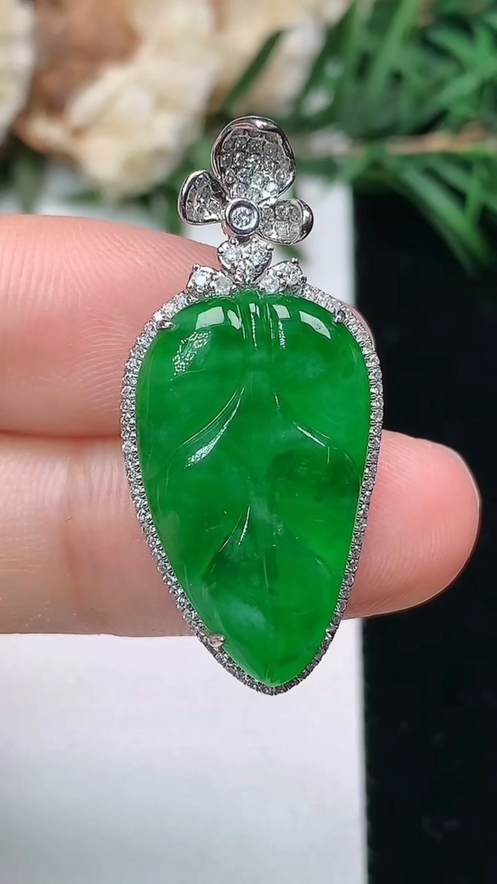 天然A货翡翠金枝玉叶 叶子吊坠，尺寸33-15-6.5，裸石22.2-13.2，重量:4.98g
3
