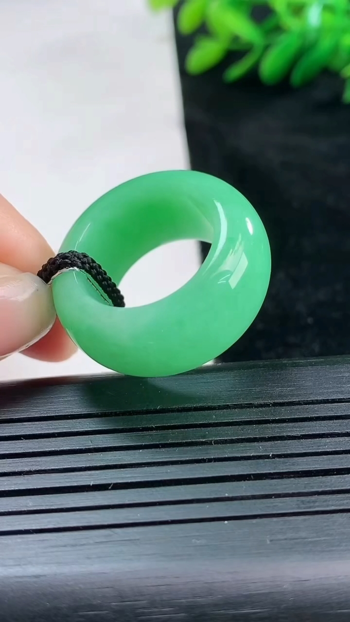 天然A货翡翠指环扳指尺寸17.8-11.8-5.3重量:12.99g2026年3月24日
工厂直销收藏佳品,种好水足，色泽均匀，有种有色，上手高大气！