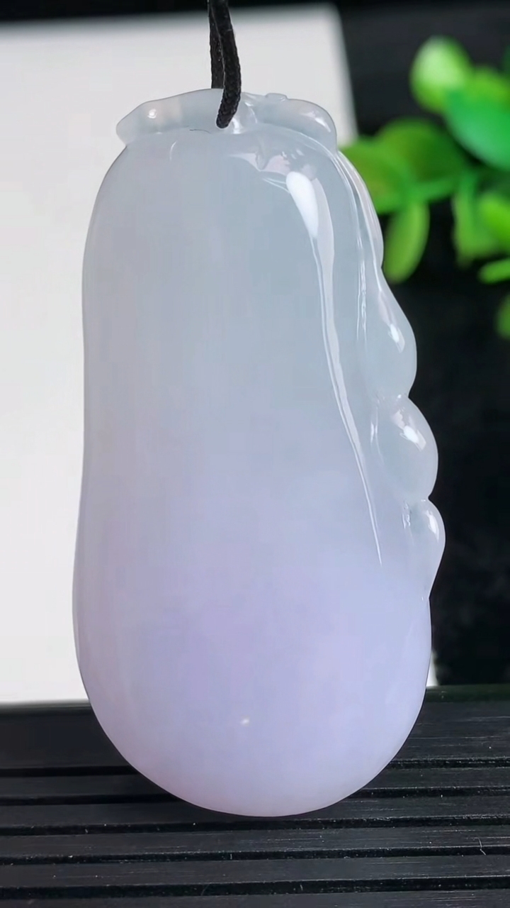 天然A货翡翠紫罗兰福瓜吊坠尺寸51.6-26.2-10.6重量:31.15g
3月24日