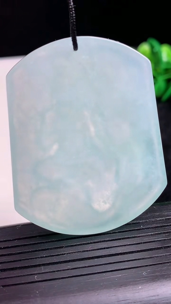 天然A货翡翠普贤菩萨吊坠尺寸53.8-43-6.7重量:36.84g
3月24日