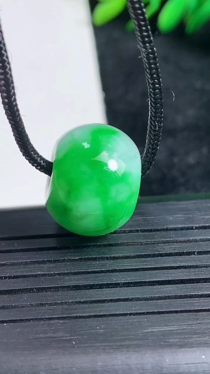 天然A货翡翠路路通吊坠尺寸18-13.6重量:8.64g
3月24日