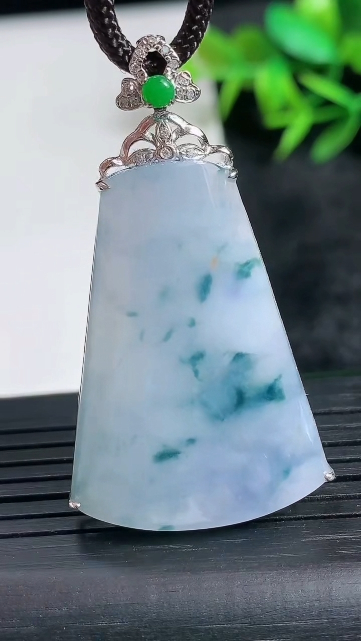 天然A货翡翠种飘花无事牌吊坠尺寸45-34.2-25.4-7.1重量:7.63g
3月24日