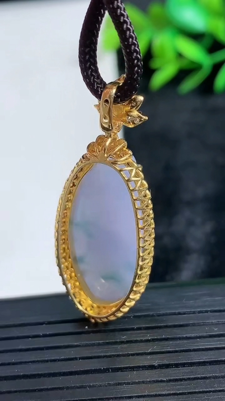 天然A货翡翠18K金紫罗兰随形吊坠尺寸40.8-16.6-10.9裸石27-13.2重量:7.21g
3月24日