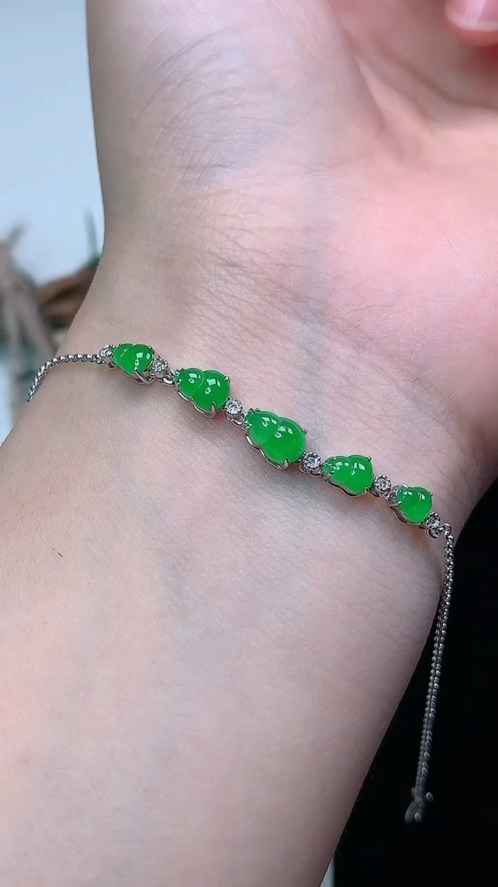 天然A货翡翠葫芦手链，尺寸6.6-4.3-4.3，重量:2.26g
3月24日