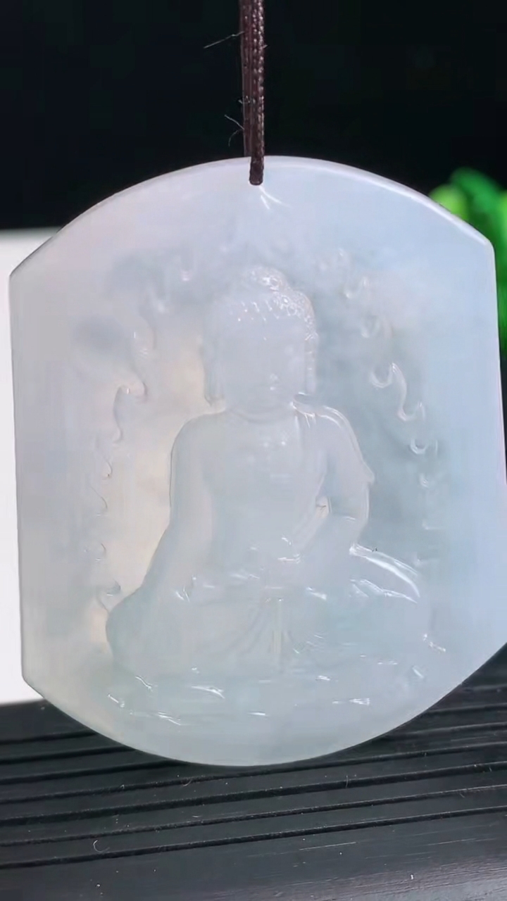 天然A货翡翠阿弥陀佛吊坠尺寸52-41.7-5.8重量:26.51g
3月24日