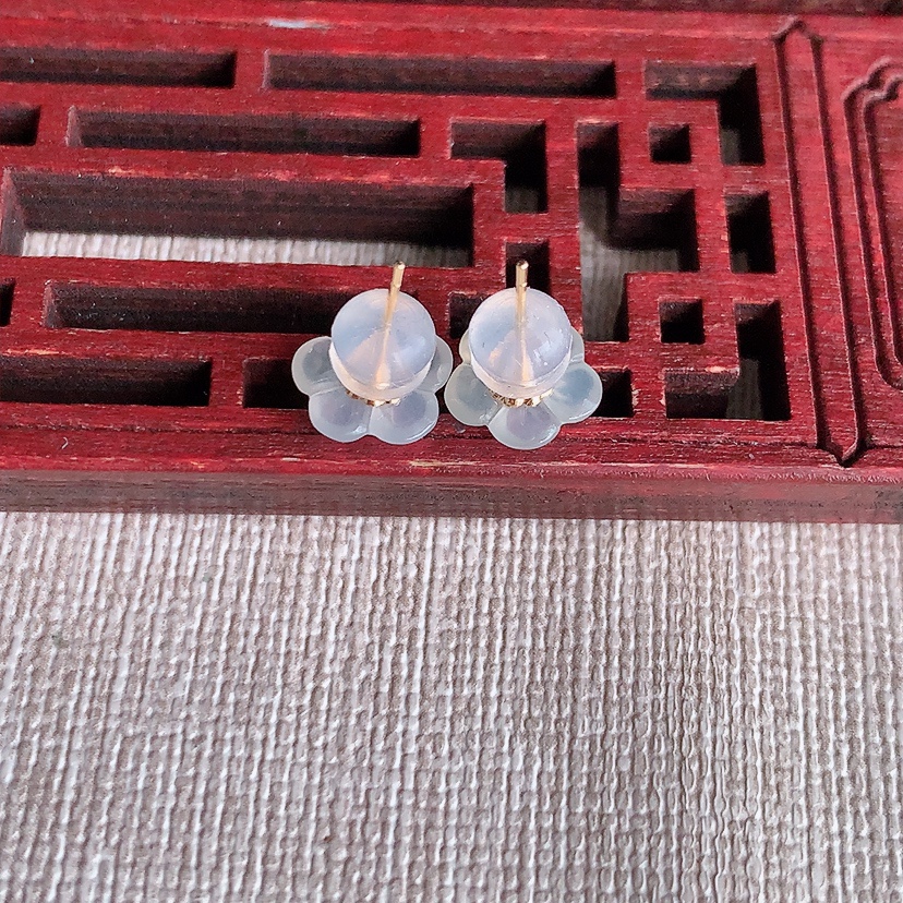 天然A货翡翠18K金镶嵌白月光花开富贵耳钉 
尺寸8.3mm 重量0.89g 0322