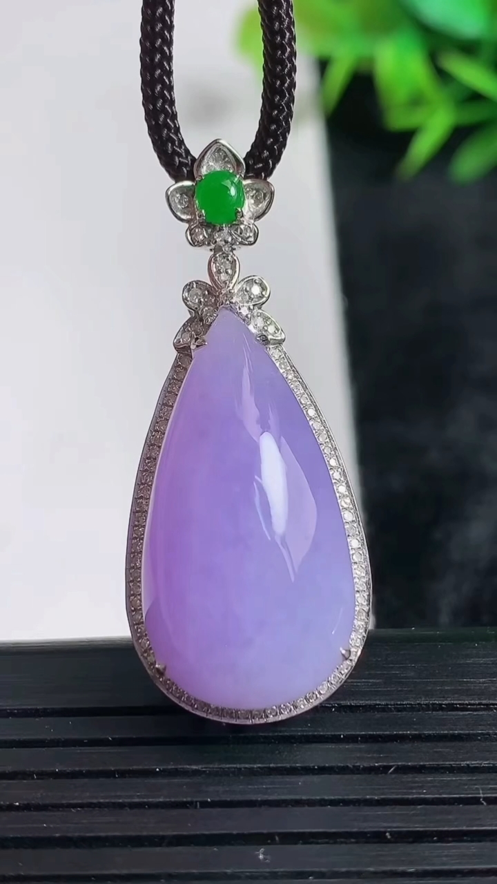 天然A货翡翠18K金紫罗兰水滴吊坠尺寸39.2-16-10.2裸石25.6-13.8重量:6.26g
3月24日