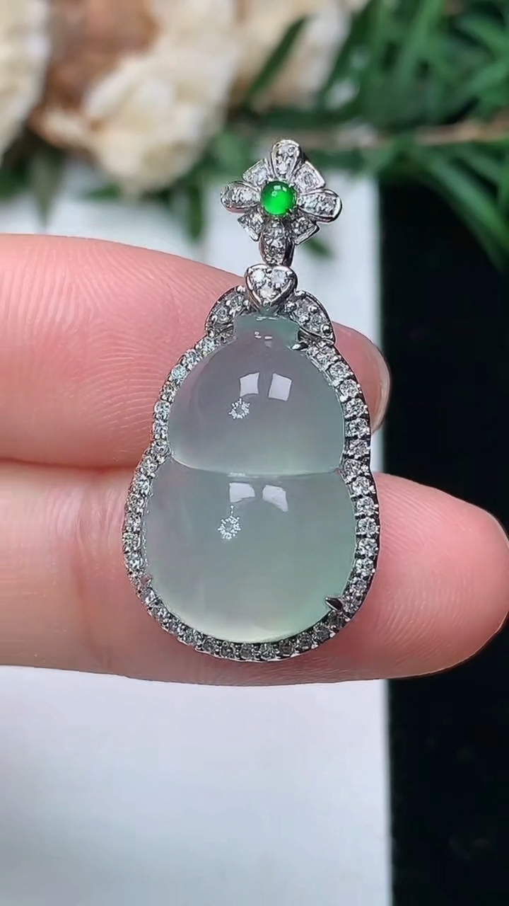 天然A货翡翠葫芦吊坠，尺寸28.5-14.4-9.6，裸石17.7-11.7，重量:3.79g
3月24日