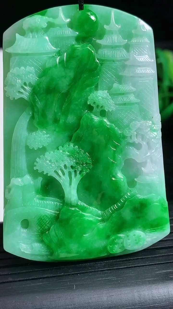 天然A货翡翠山水牌吊坠尺寸64.1-42.3-6.7重量:43.21g
3月24日