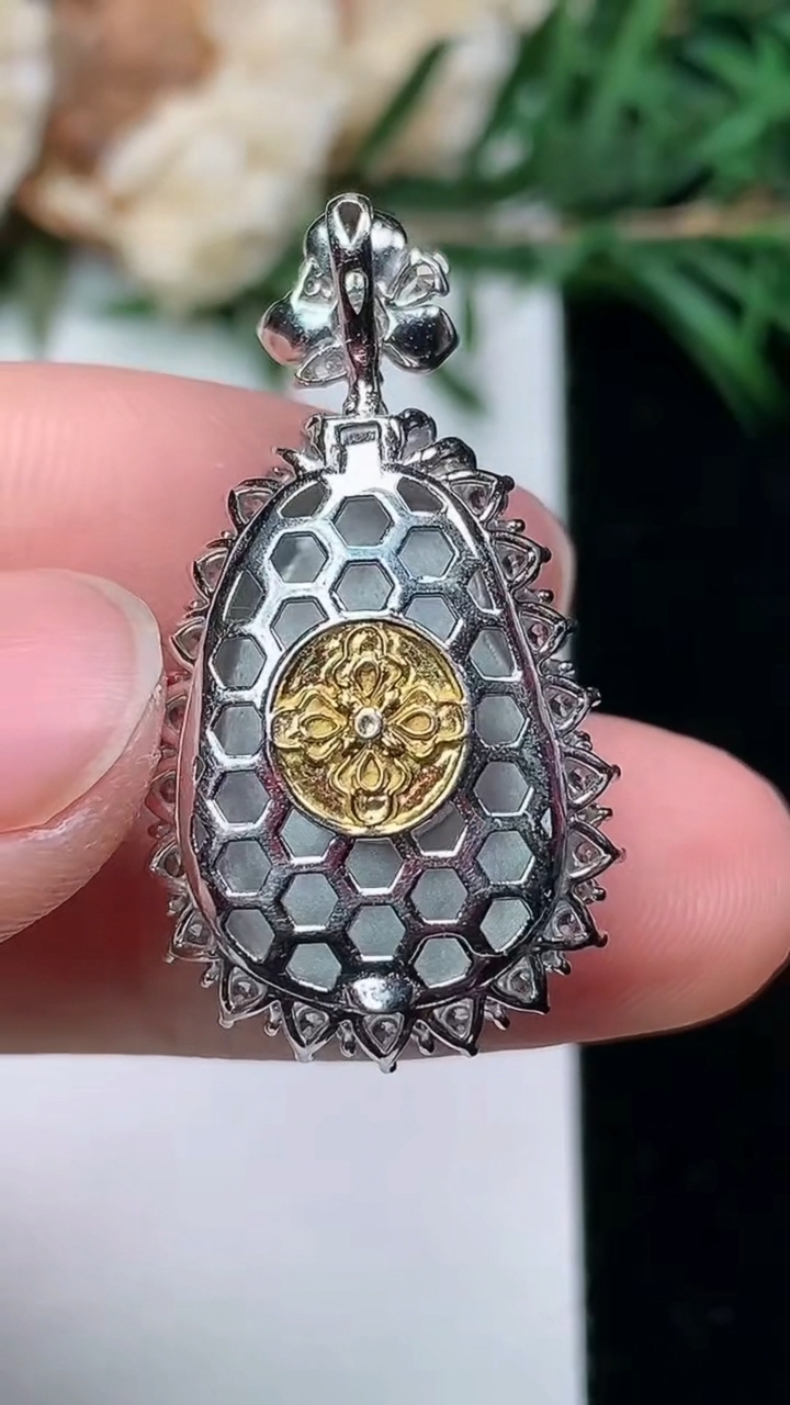 天然A货翡翠如意吊坠，尺寸30.8-16.6-9.5，裸石18.7-12.7，重量:5.00g
3月24日