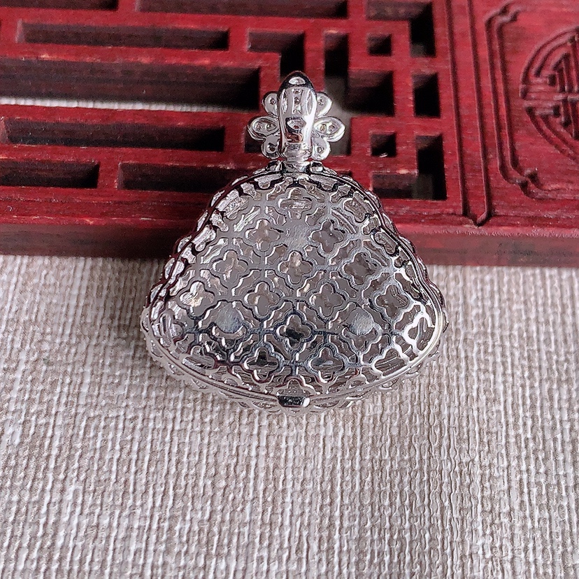 天然A货翡翠18K金伴钻镶嵌飘黄翡佛公吊坠 
尺寸29.6-26.5-11.5裸石16.8-23.5