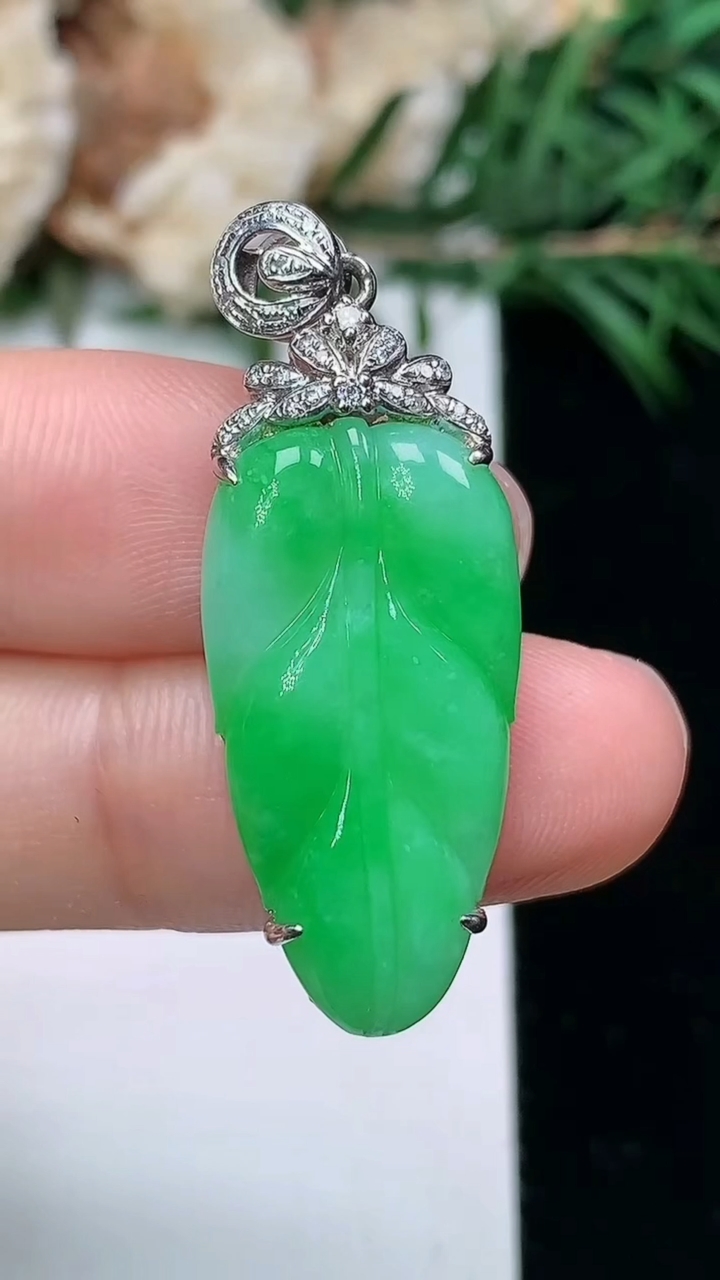 天然A货翡翠金枝玉叶 叶子吊坠，尺寸24.4-13-5.2，重量:4.00g
3月24日