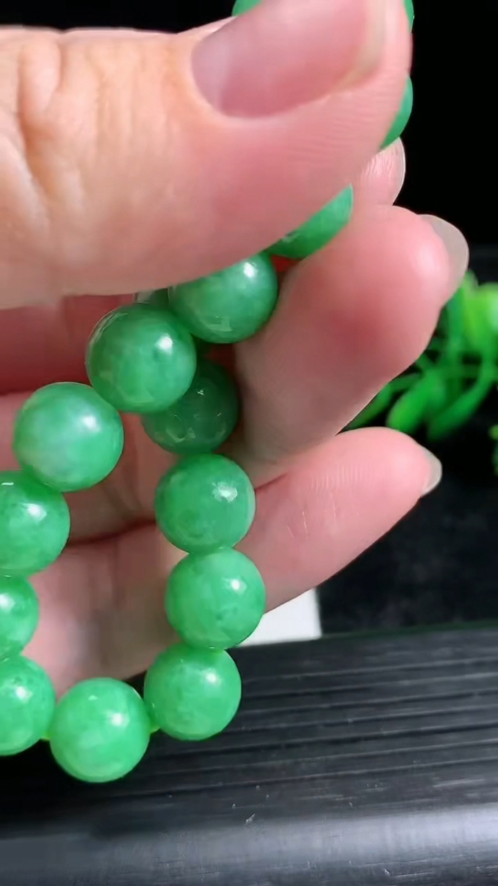 天然A货翡翠圆珠手串尺寸10.1-18颗重量:30.60g3月24日
工厂直销收藏佳品,种好水足，色泽均匀，有种有色，上手高大气！