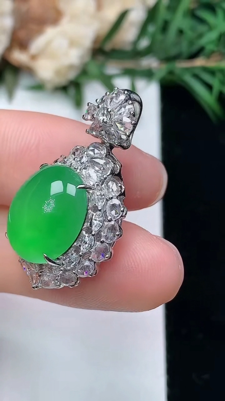 天然A货翡翠蛋面吊坠，尺寸28.9-16.5-13.3，裸石12.9-10.8，重量:6.10g
3月24日