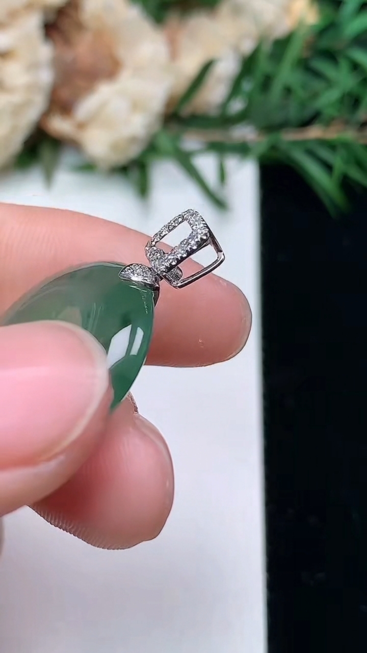 天然A货翡翠飘花平安扣吊坠，尺寸20.8-4.9，重量:4.87g
3月24日