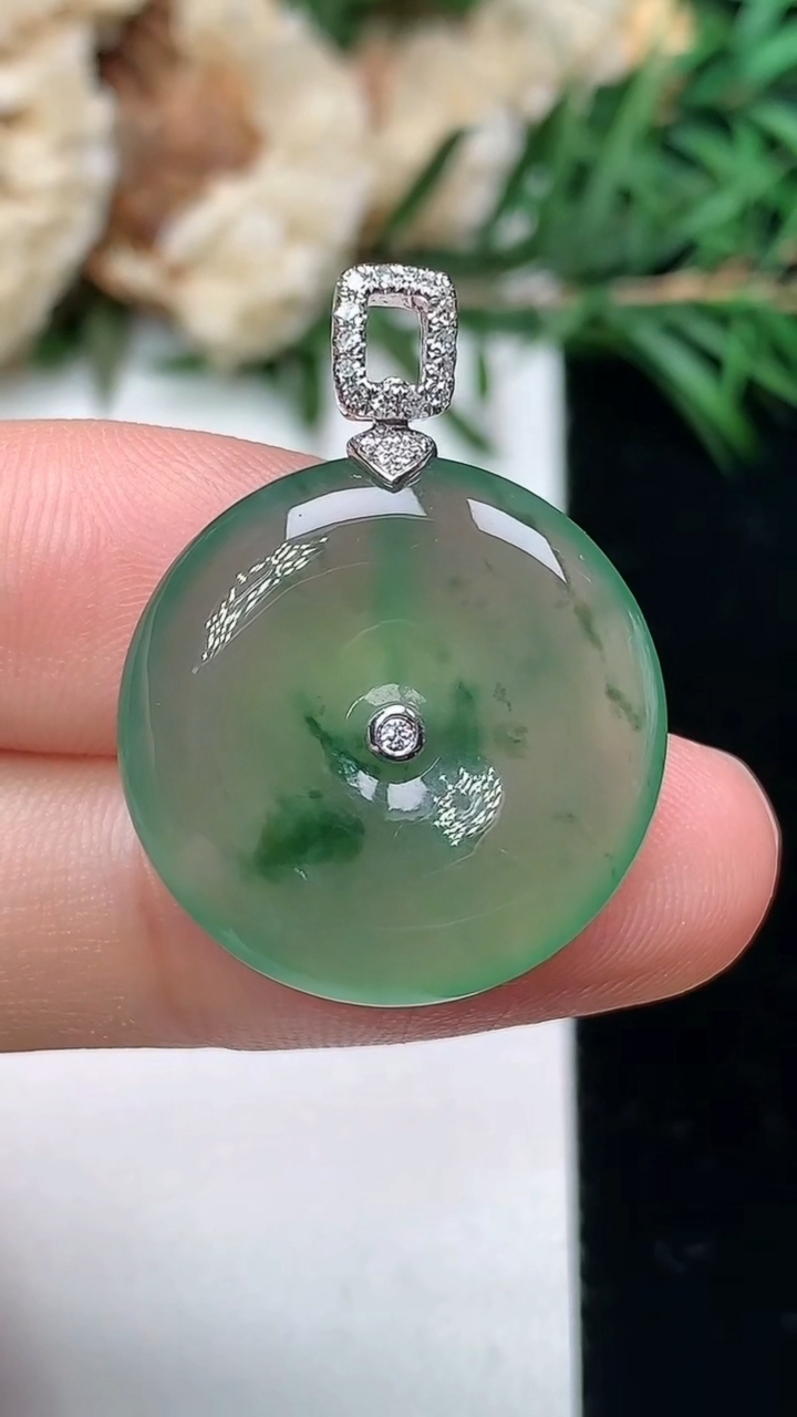 天然A货翡翠飘花平安扣吊坠，尺寸20.8-4.9，重量:4.87g
3月24日