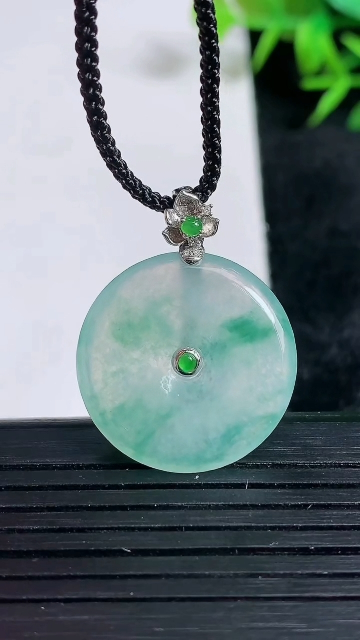 天然A货翡翠种飘花平安扣吊坠尺寸22.4-3.8重量:5.14g
3月24日