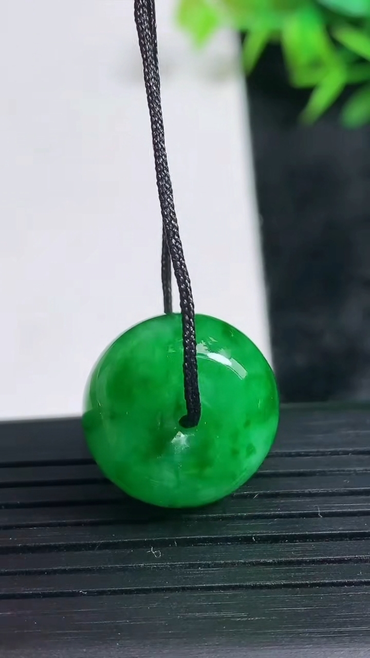 天然A货翡翠路路通吊坠尺寸17.3-9.9重量:6.33g
3月24日