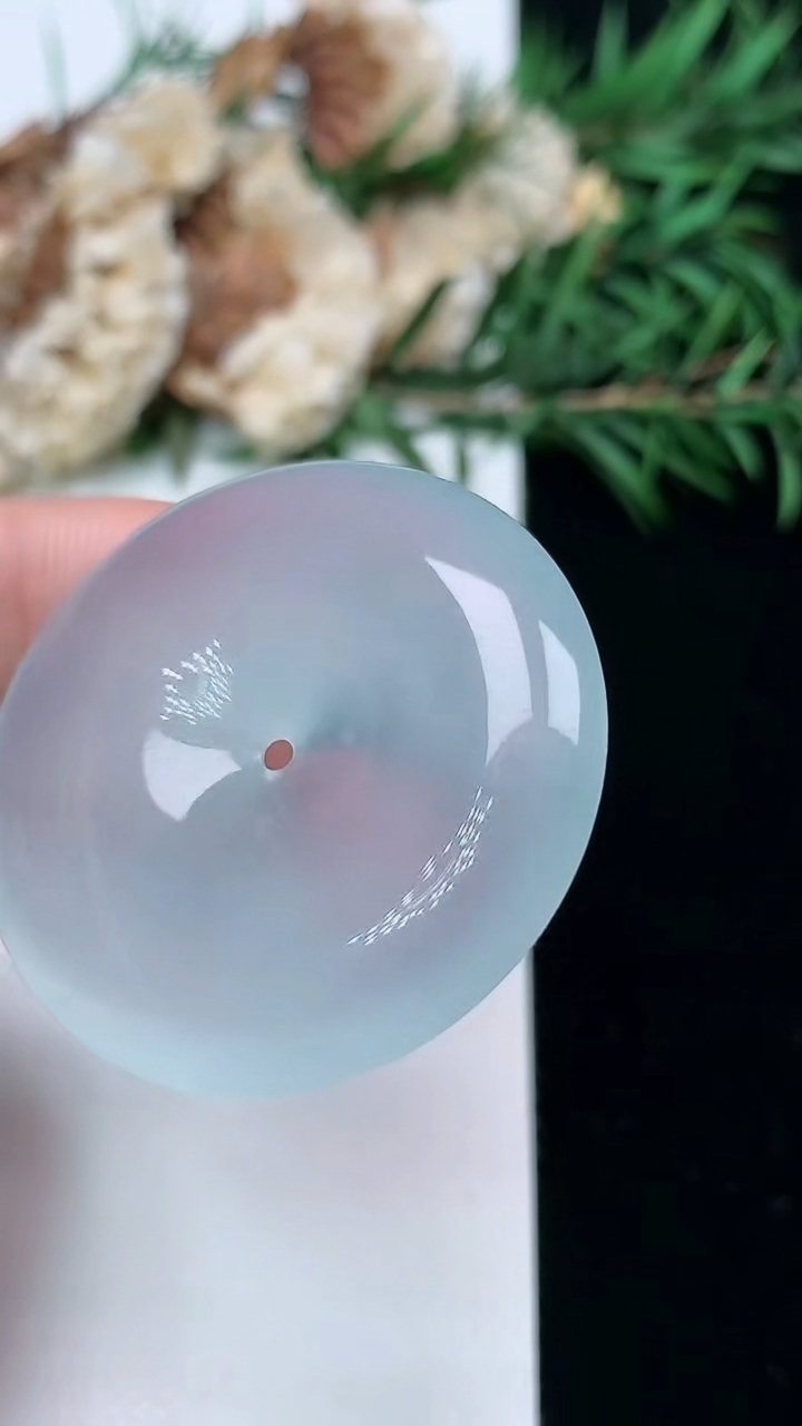 天然A货翡翠白冰平安扣吊坠，尺寸34.6-6.6，重量:15.44g
3月24日