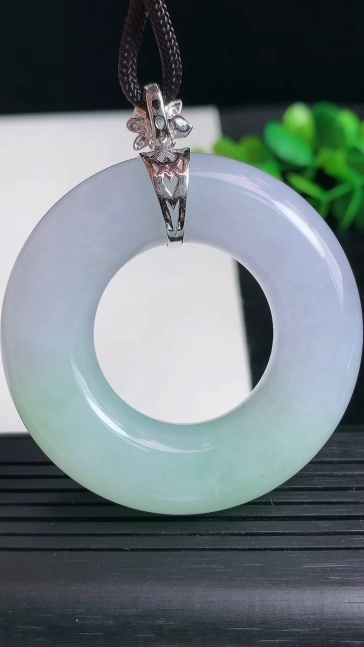 天然A货翡翠18K金春带彩紫罗兰平安环吊坠尺寸50.4-12重量:50.84g
3月24日