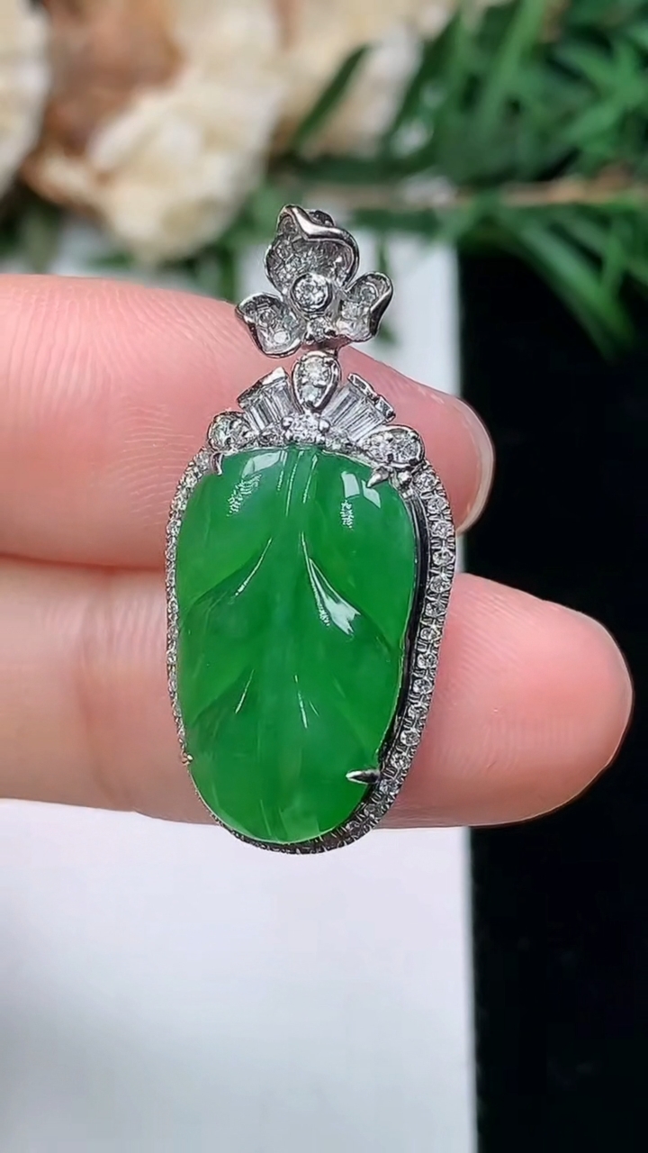 天然A货翡翠金枝玉叶 叶子吊坠，尺寸28.6-13-7.6，裸石17-10.3，重量:3.37g
3月24日