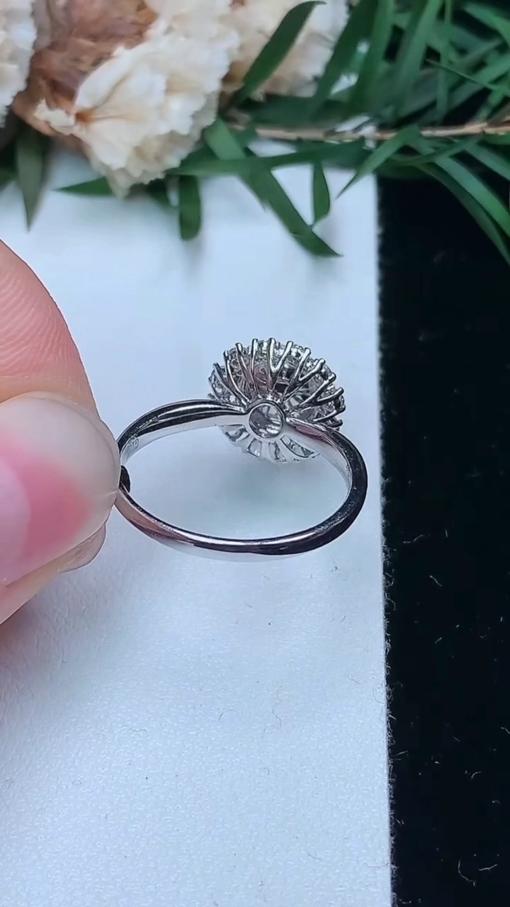 天然A货翡翠白冰蛋面戒指，尺寸17.2-7-6.8，重量:2.36g2026年3月24日
工厂直销收藏佳品,种好水足，色泽均匀，有种有色，上手高大气！