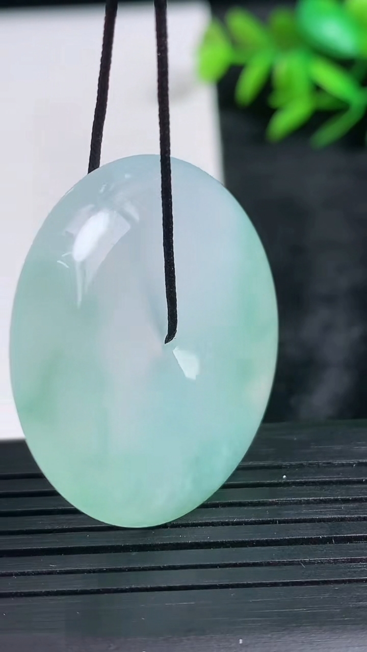 天然A货翡翠冰种飘花平安扣吊坠尺寸34.3-6.1重量:15.10g
3月24日