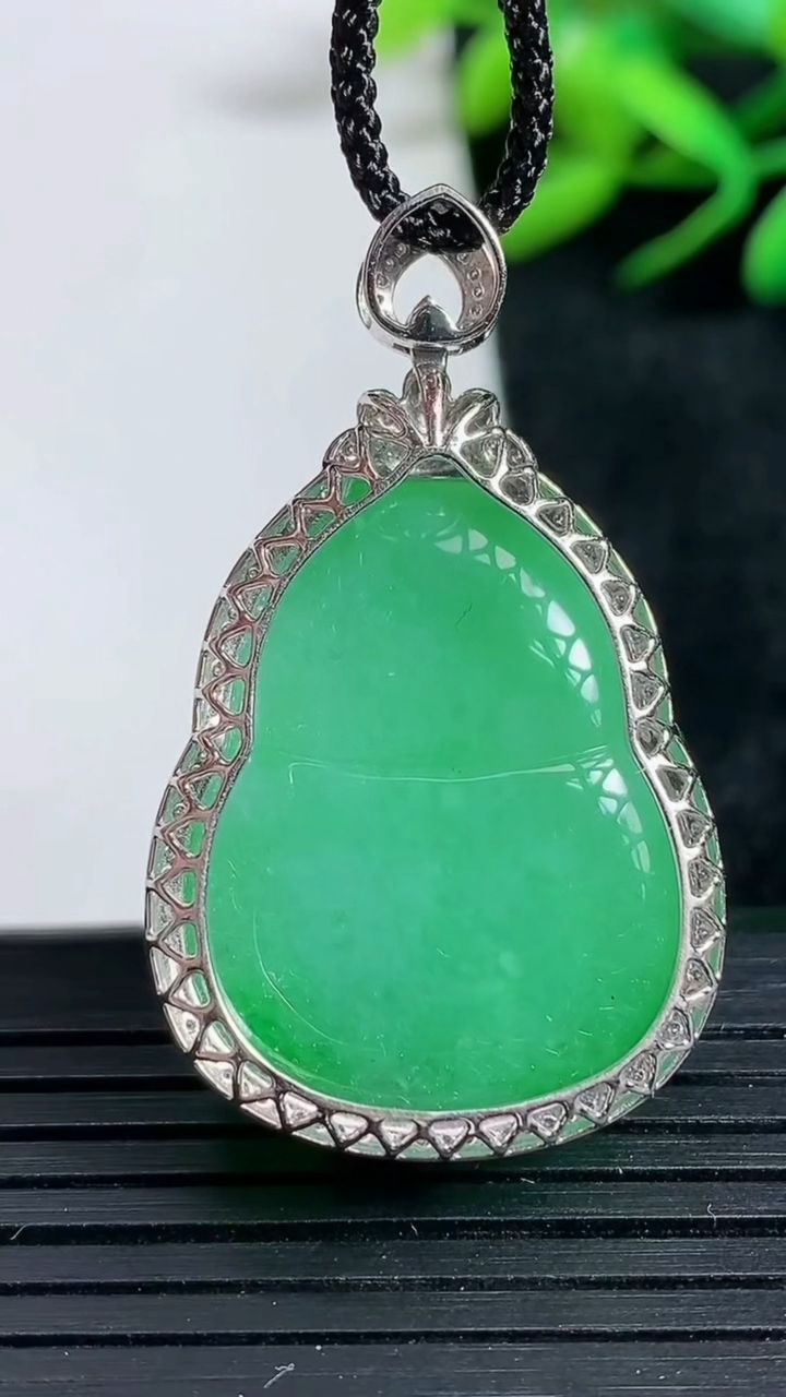 天然A货翡翠葫芦吊坠尺寸39.1-23.8-10.2裸石28-21.1重量:11.34g
3月24日