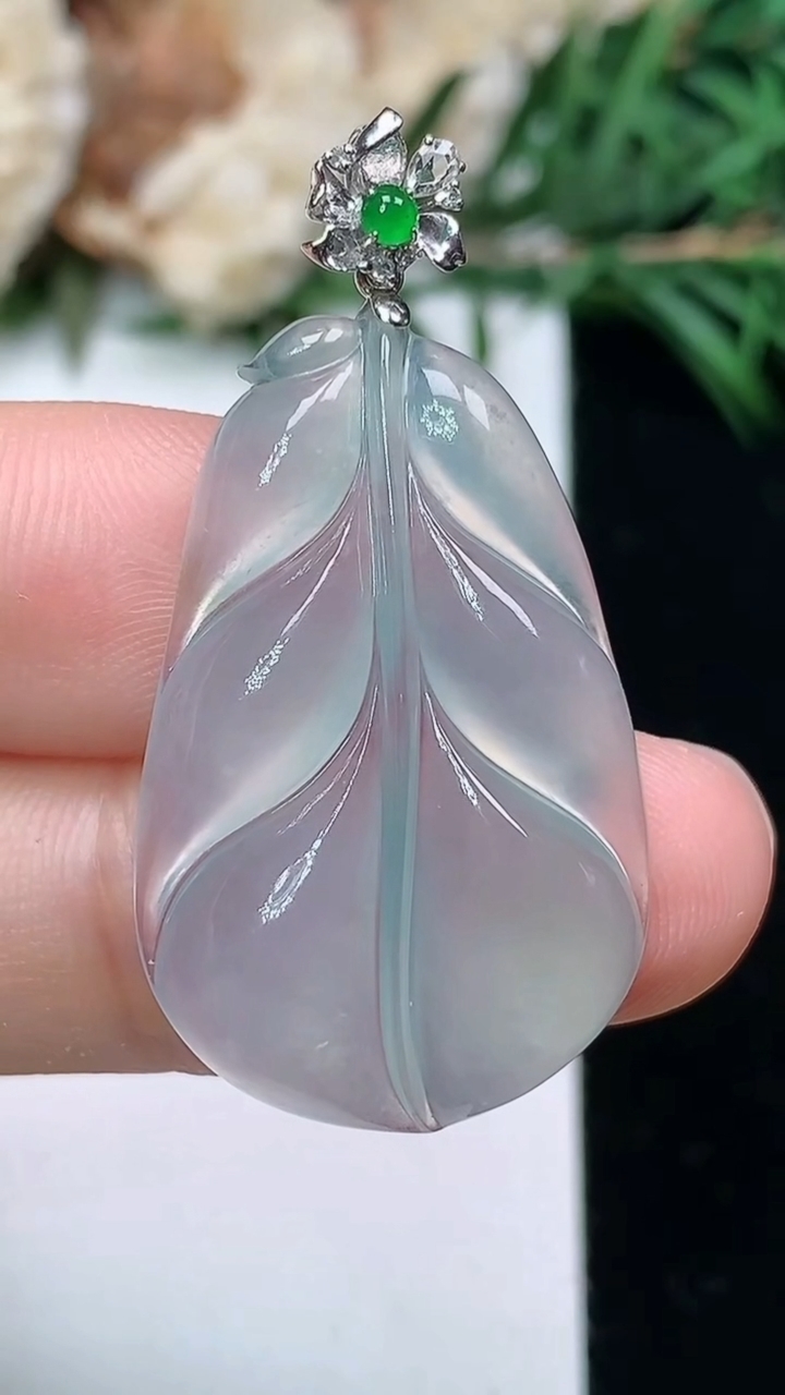 天然A货翡翠白冰金枝玉叶 叶子吊坠，尺寸29-18.8-4.8，重量:4.42g
3月24日