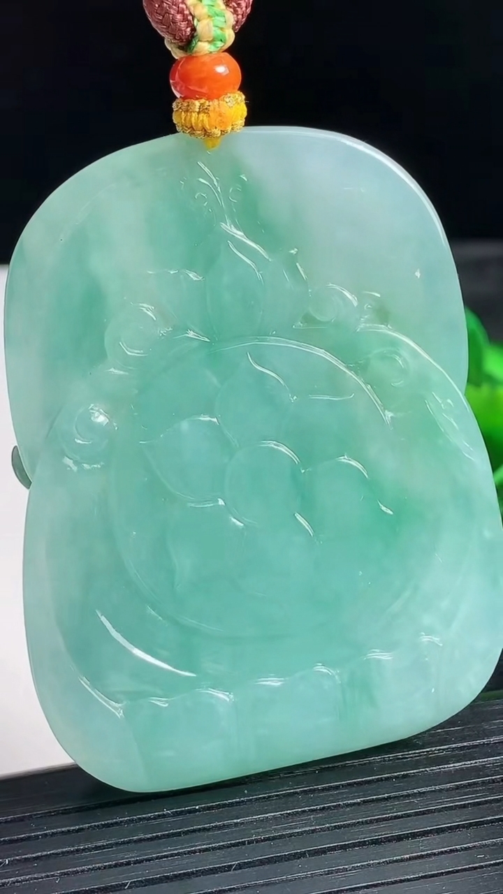 天然A货翡翠千手观音吊坠尺寸59.6-44.5-11.8重量:65.89g
3月24日