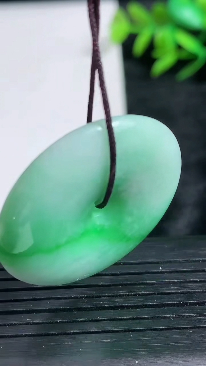 天然A货翡翠平安扣吊坠尺寸31.3-6重量:13.07g
3月24日