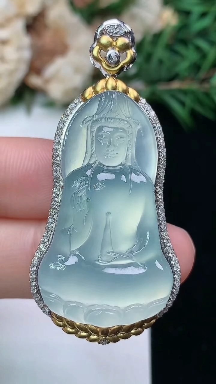 天然A货翡翠白冰素衣观音吊坠，尺寸47.5-22.3-9.5，裸石33.4-19
3月24日