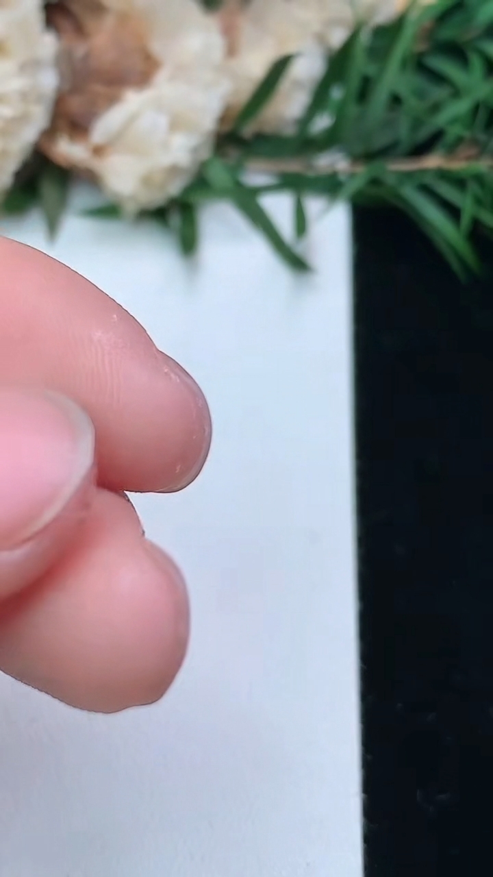 天然A货翡翠白冰蛋面镶嵌件，尺寸9-7-4，重量:0.44g
3月24日