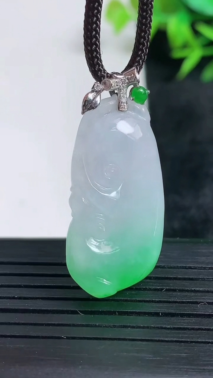 天然A货翡翠如意吊坠尺寸31.2-15.5-7重量:6.82g
3月24日