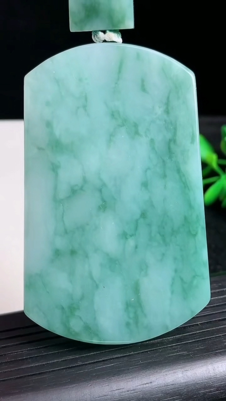 天然A货翡翠飘花无事牌吊坠尺寸74.3-45.6-7.9重量:84.06g
3月24日