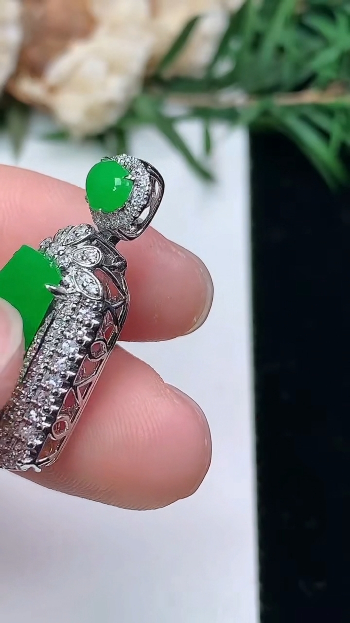 天然A货翡翠无事牌吊坠，尺寸28.5-14.9-9.4，裸石14.5-9.9，重量:3.55g
3月24日