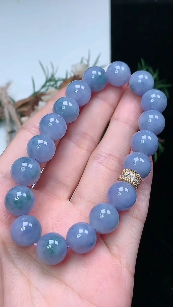 天然A货翡翠货紫罗兰 飘花圆珠手串，尺寸10.5-18颗，重量:39.68g3月24日
工厂直销收藏佳品,种好水足，色泽均匀，有种有色，上手高大气！