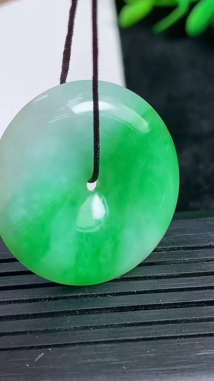 天然A货翡翠平安扣吊坠尺寸29.9-6.1重量:11.04g
3月24日