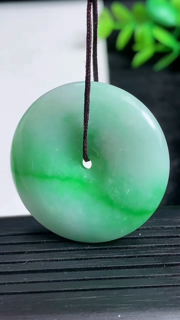 天然A货翡翠平安扣吊坠尺寸31.3-6重量:13.07g
3月24日