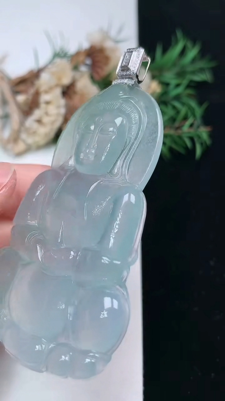 天然A货翡翠观音菩萨吊坠，尺寸67.3-42.4-5.7，重量:30.30g
3月24日