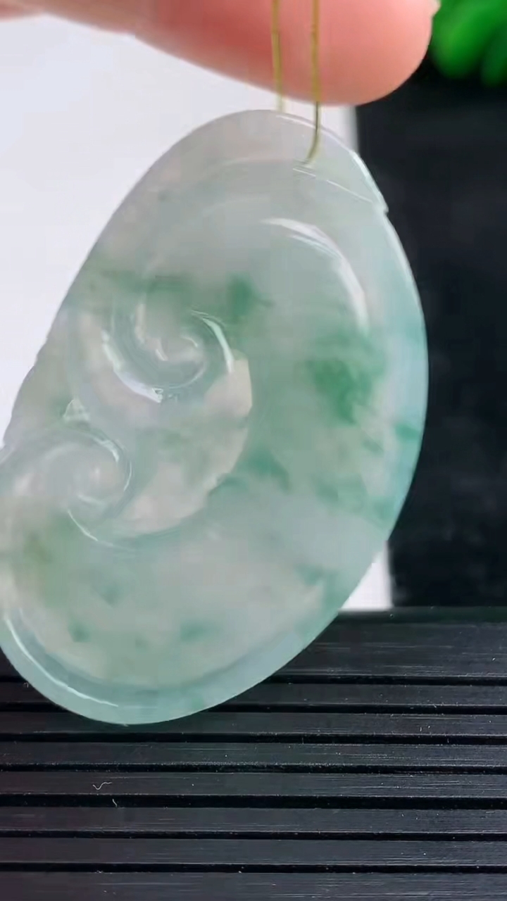 天然A货翡翠飘花如意吊坠尺寸43.1-27.3-5.1重量:10.54g
3月24日