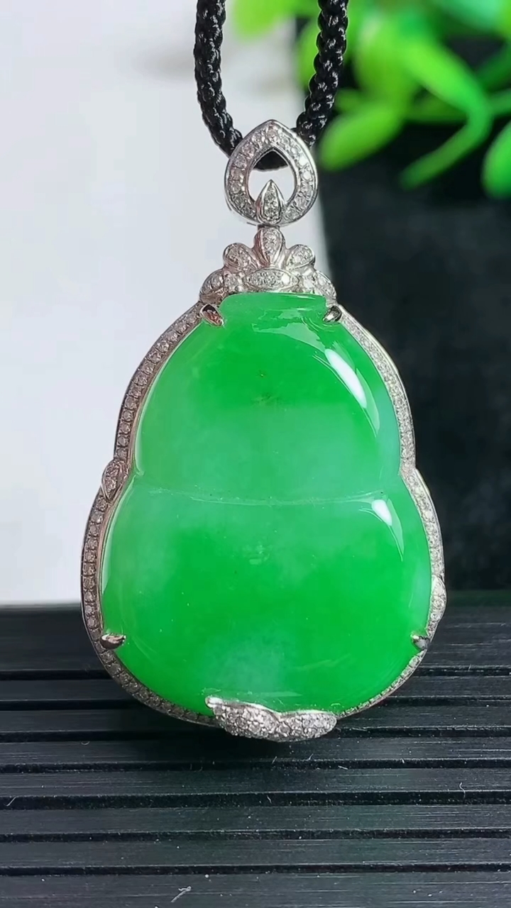 天然A货翡翠葫芦吊坠尺寸39.1-23.8-10.2裸石28-21.1重量:11.34g
3月24日