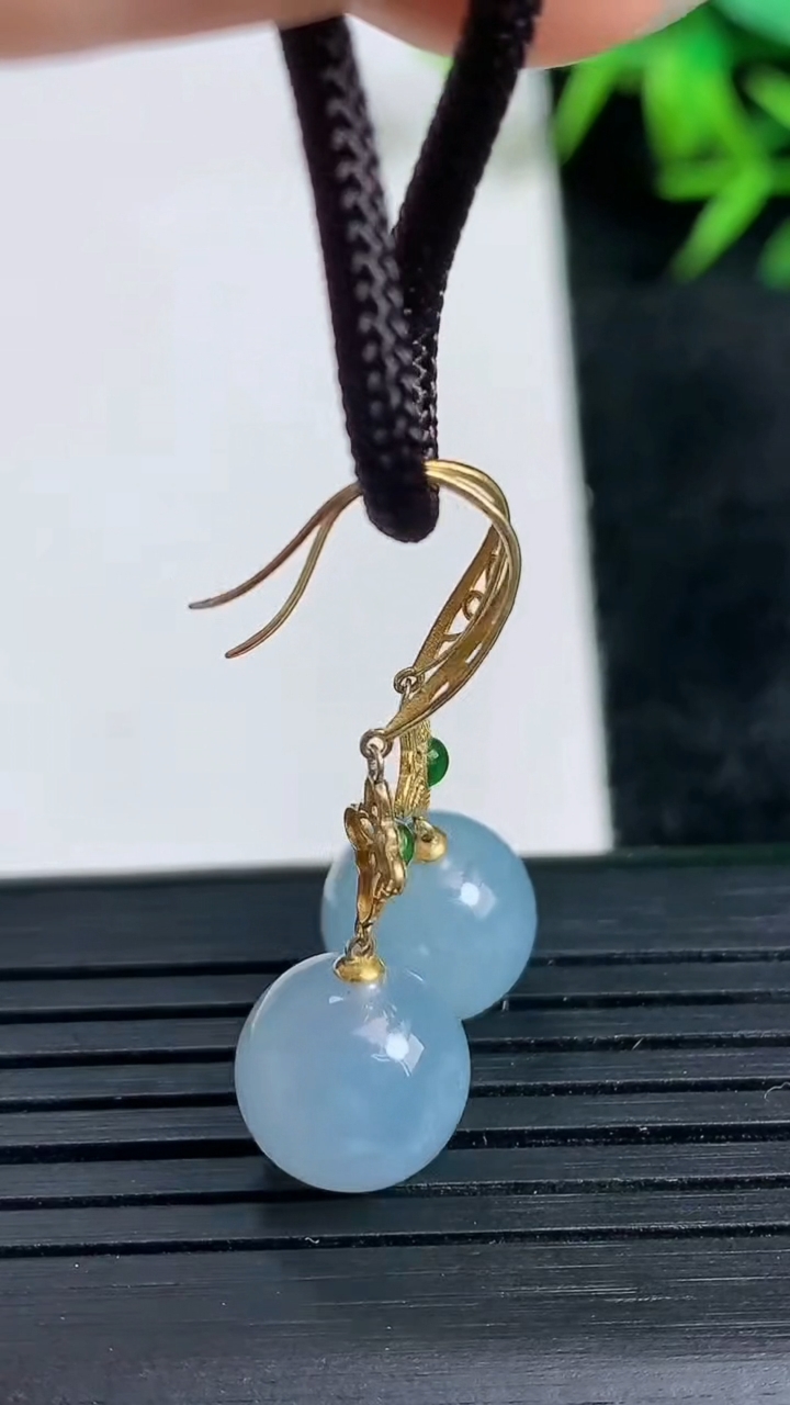 天然A货翡翠18K金紫罗兰圆珠耳坠尺寸9.6重量:4.06g3月24日
工厂直销收藏佳品,种好水足，色泽均匀，有种有色，上手高大气！