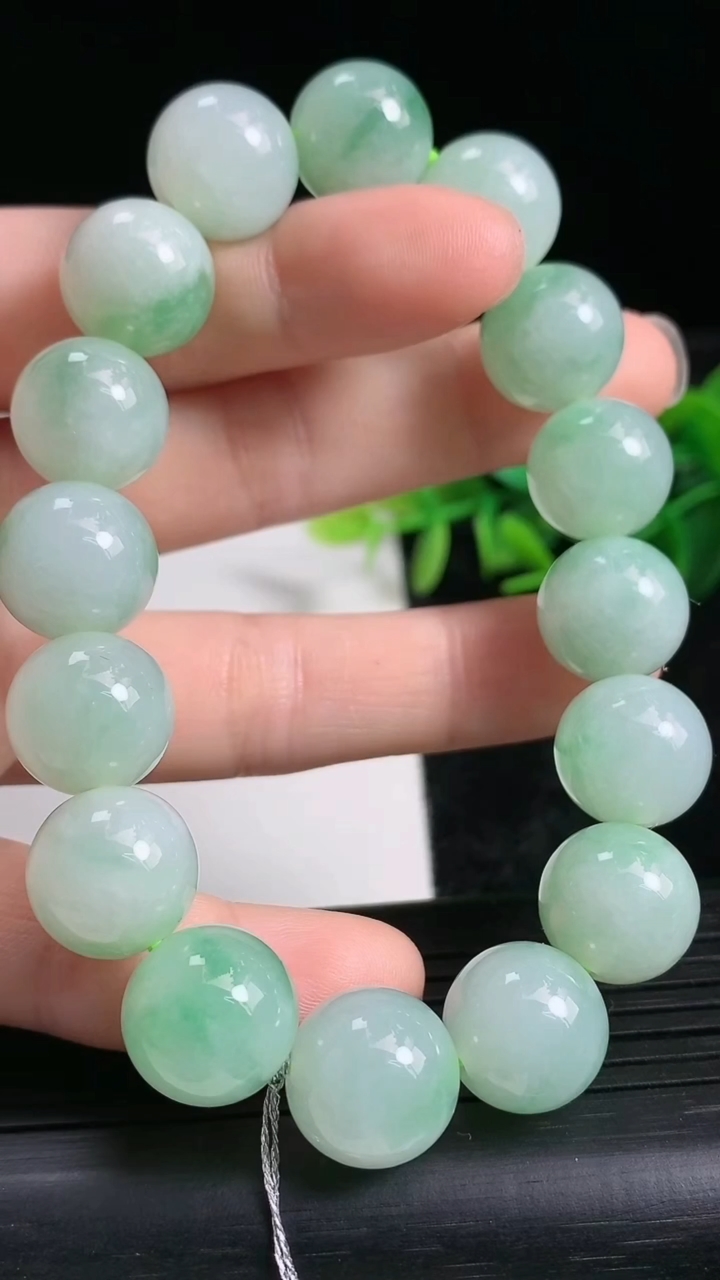 天然A货翡翠圆珠手串尺寸12.7-16颗重量:54.98g3月24日
工厂直销收藏佳品,种好水足，色