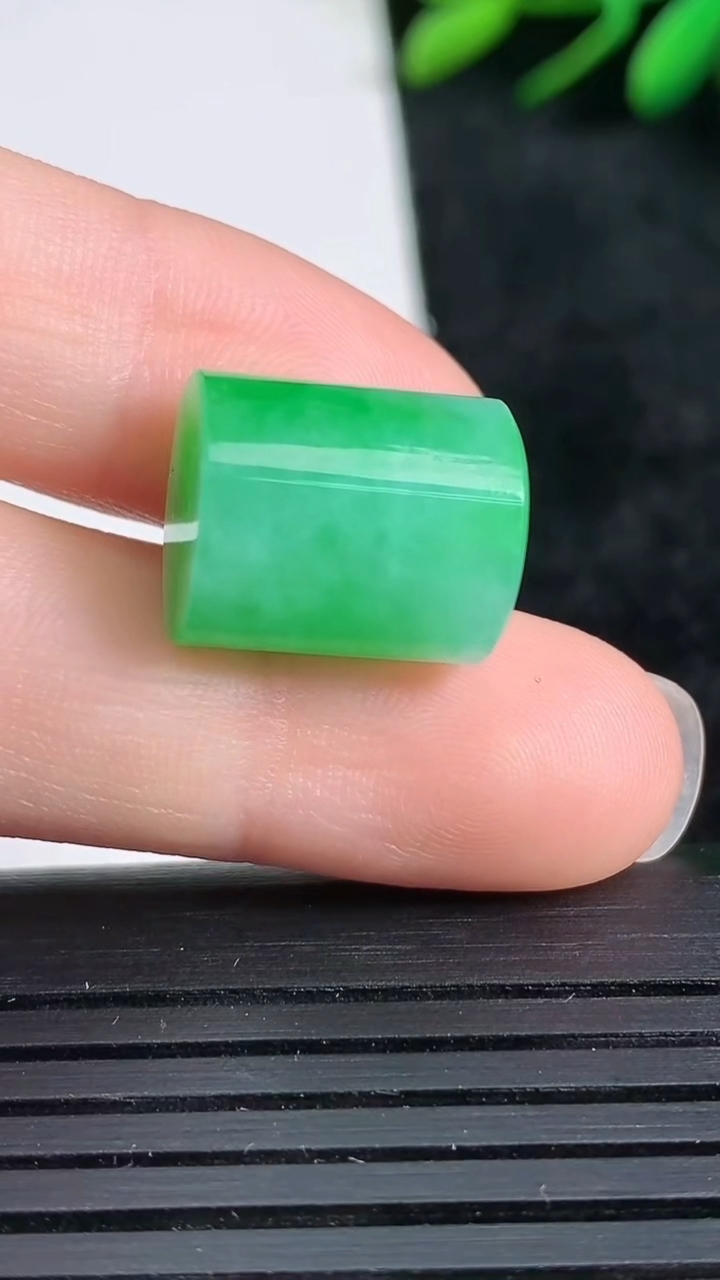 天然A货翡翠平安柱镶嵌件尺寸11.3-13.4重量:4061g
3月24日