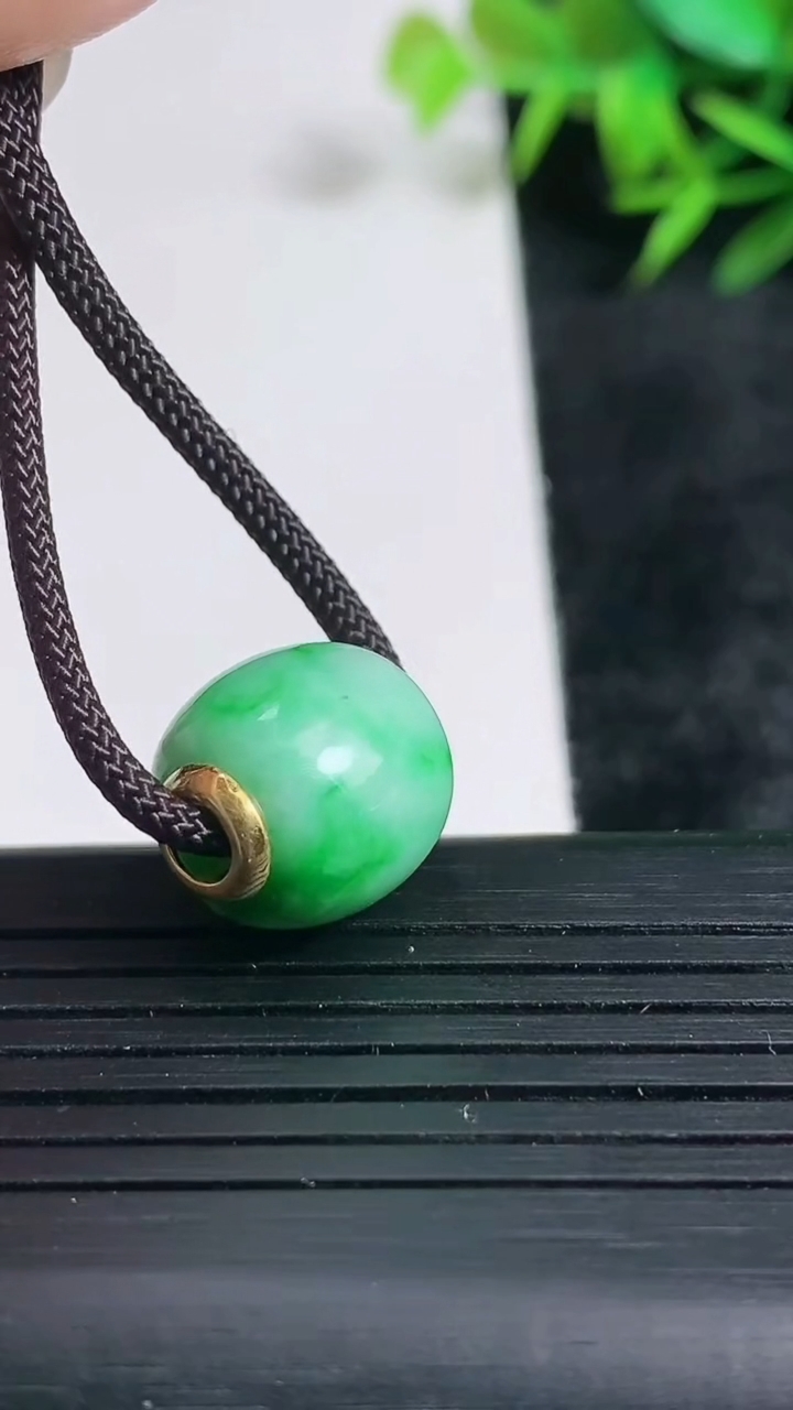 天然A货翡翠路路通吊坠尺寸13.2-14.8重量:4.29g
3月24日