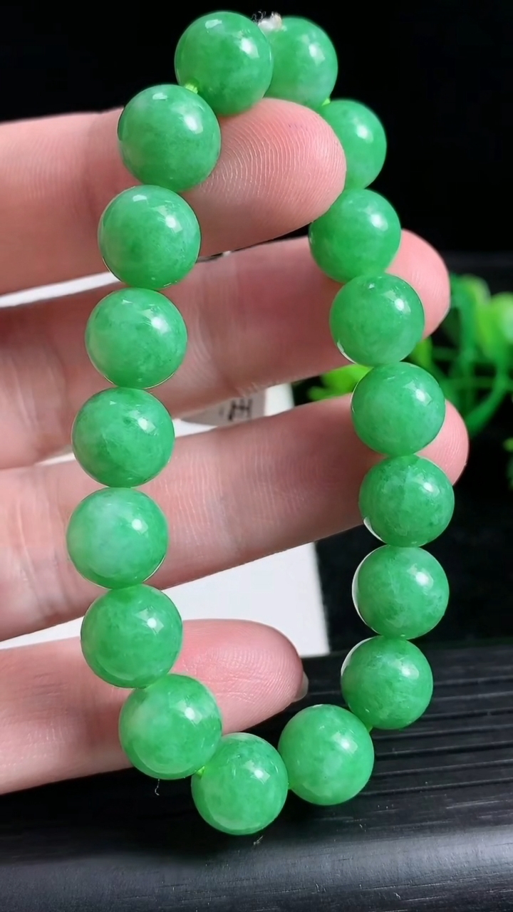 天然A货翡翠圆珠手串尺寸10.1-18颗重量:30.60g3月24日
工厂直销收藏佳品,种好水足，色泽均匀，有种有色，上手高大气！